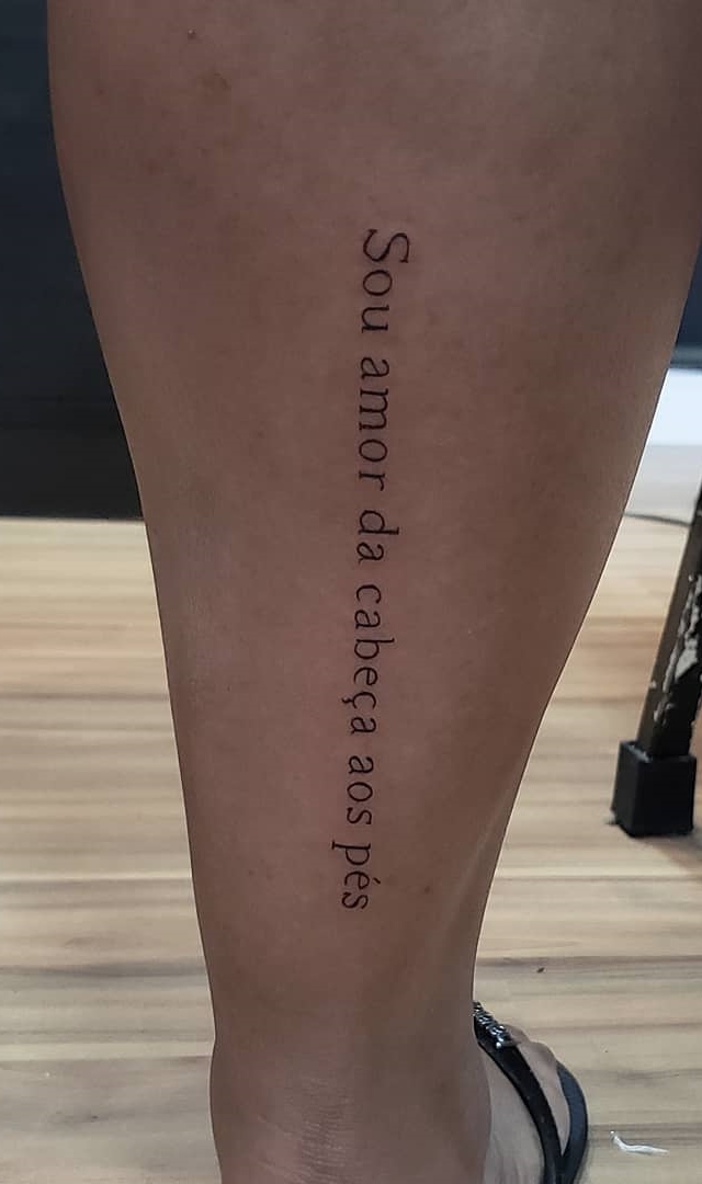 tatuaje de letras en mujer 66