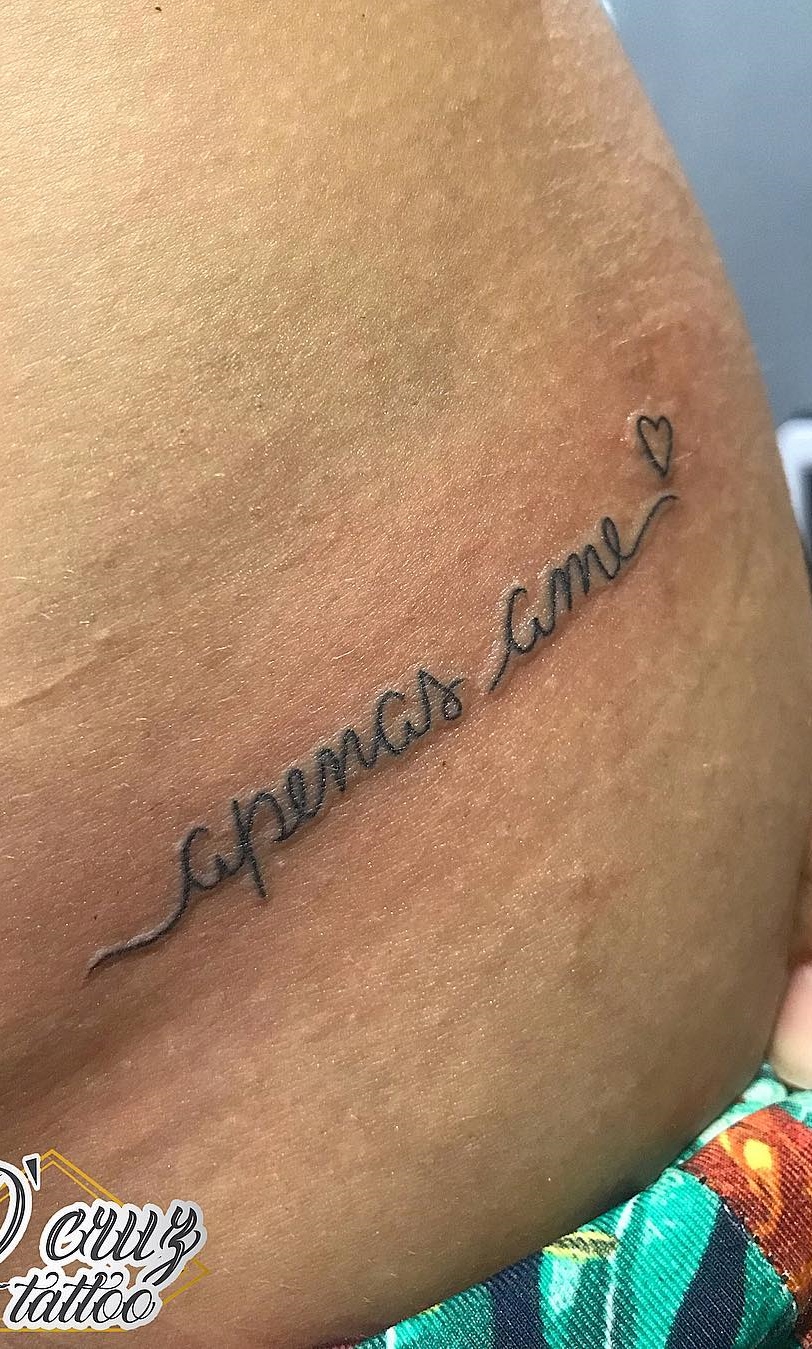 tatuaje de letras en mujer 67