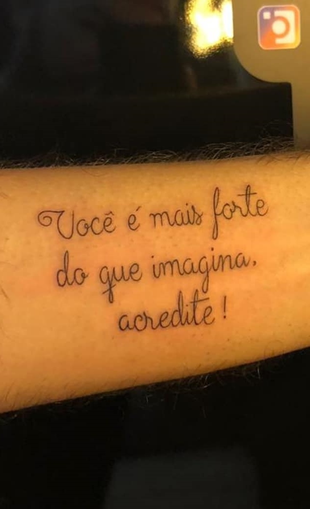 tatuaje de letras en mujer 68