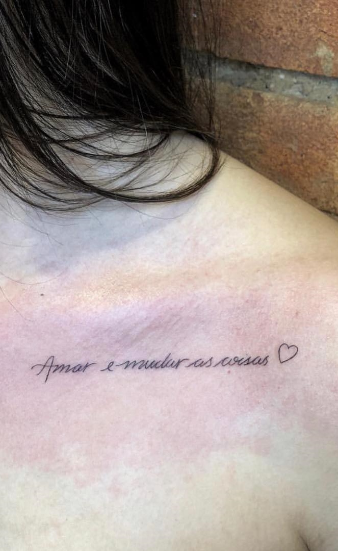 tatuaje de letras en mujer 69