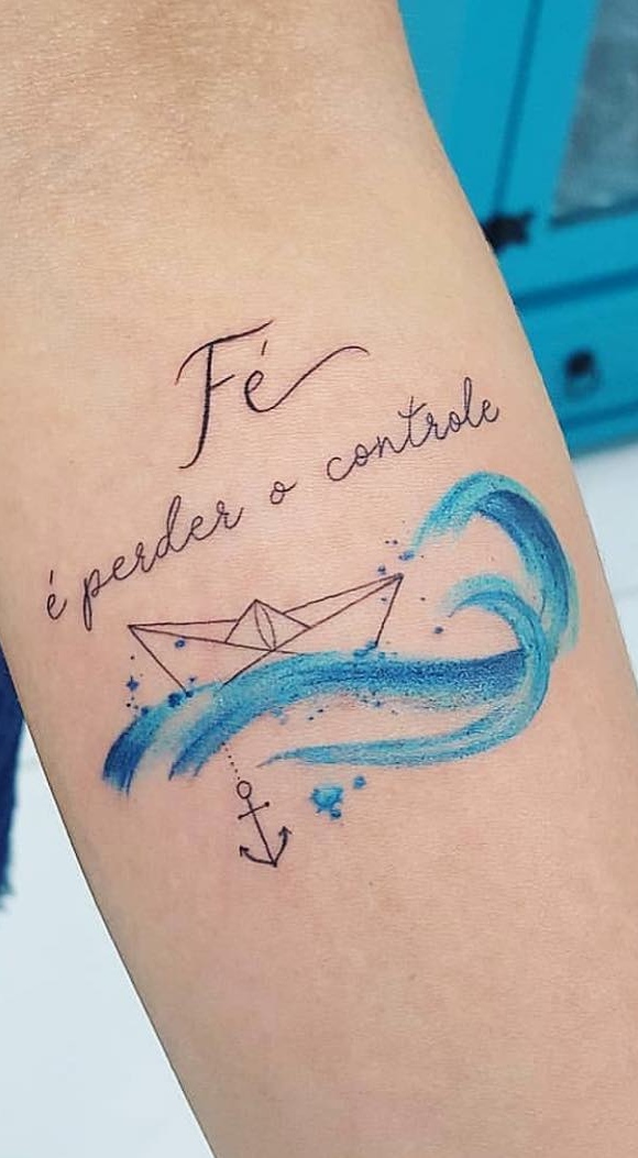 tatuaje de letras en mujer 73