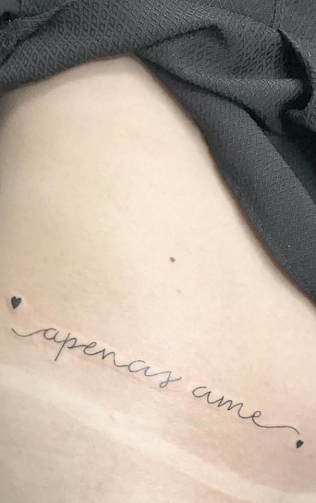 tatuaje de letras en mujer 75