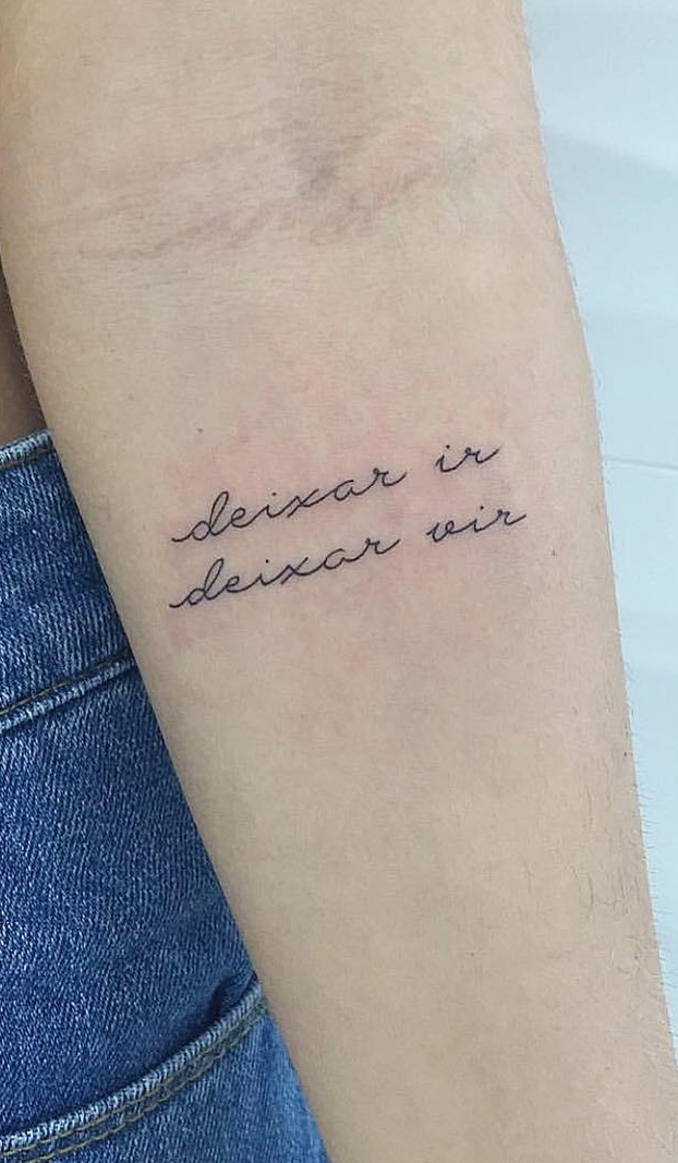 tatuaje de letras en mujer 77