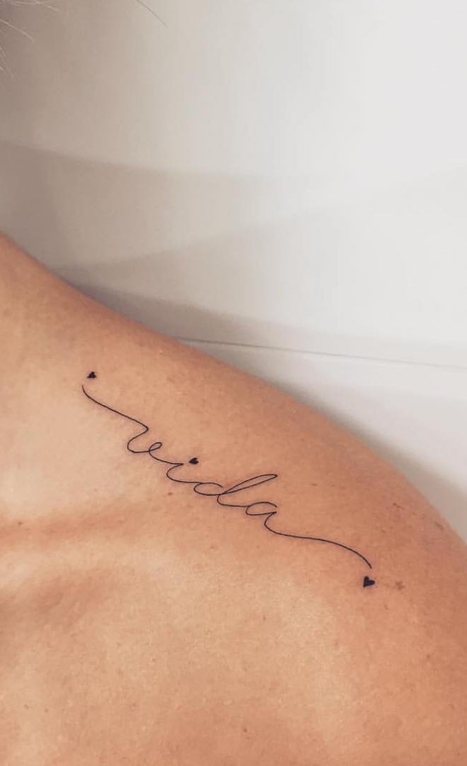 tatuaje de letras en mujer 78