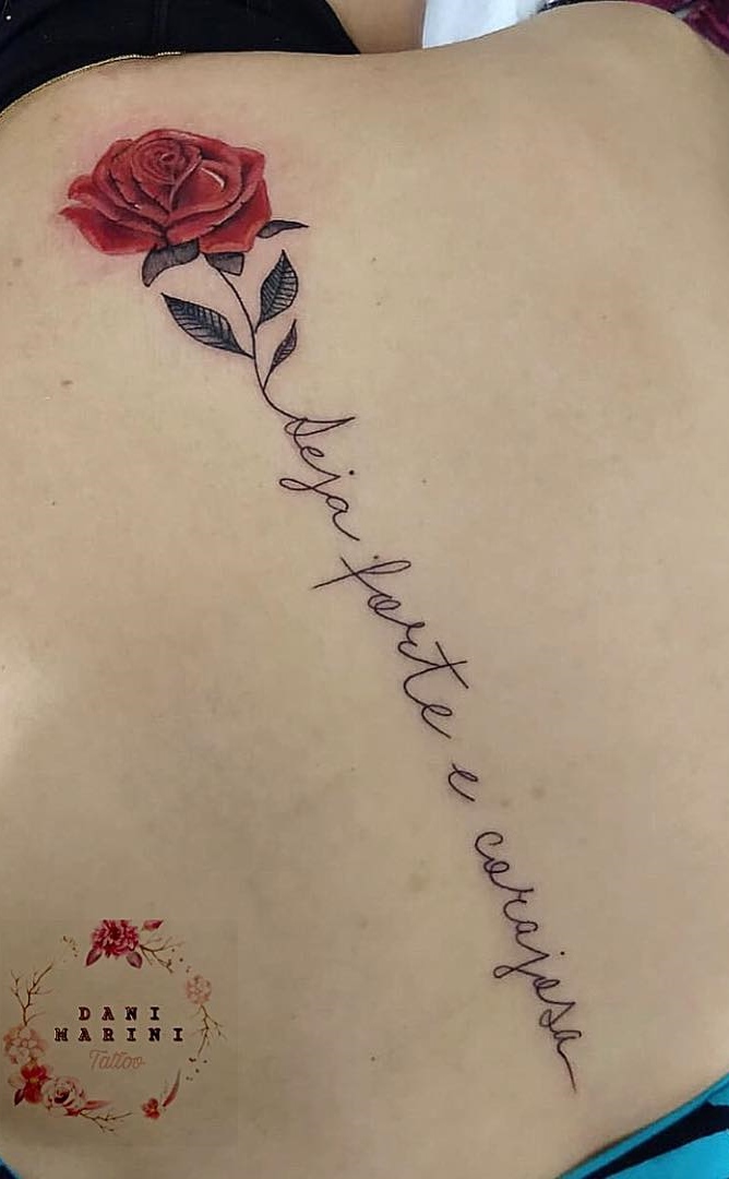 tatuaje de letras en mujer 80