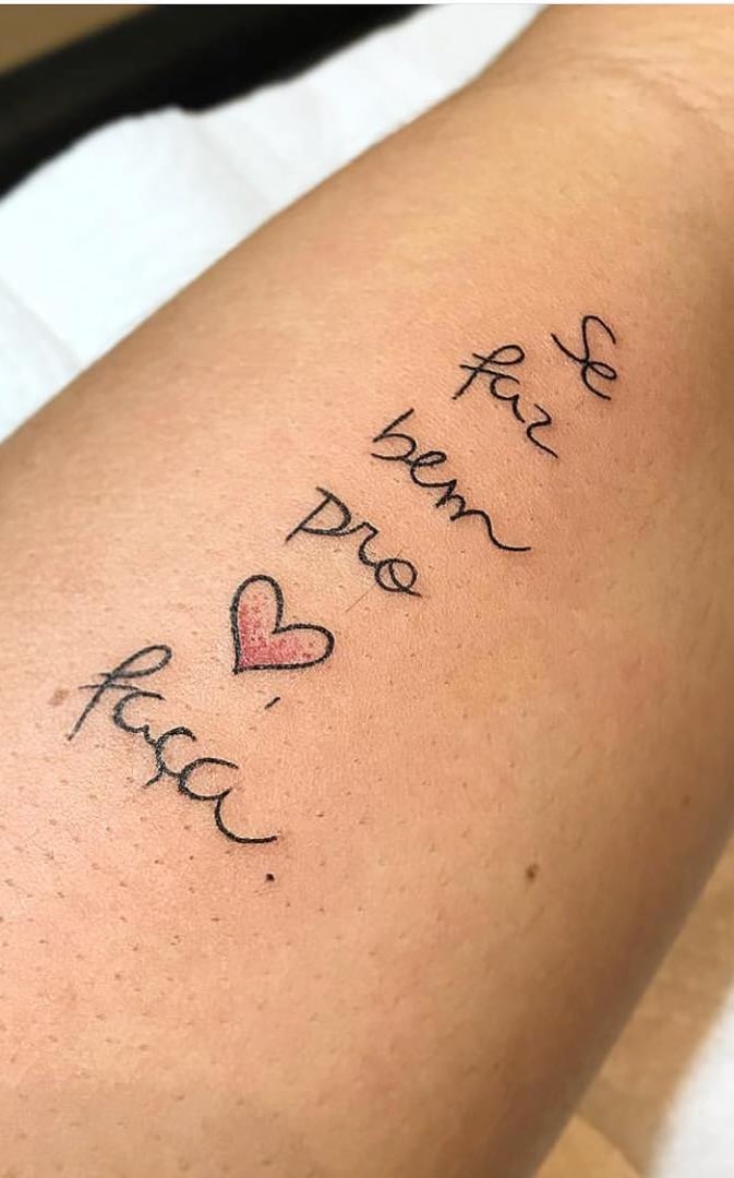 tatuaje de letras en mujer 82