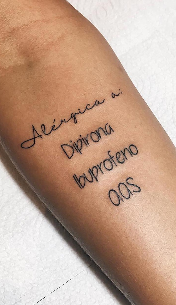 tatuaje de letras en mujer 83