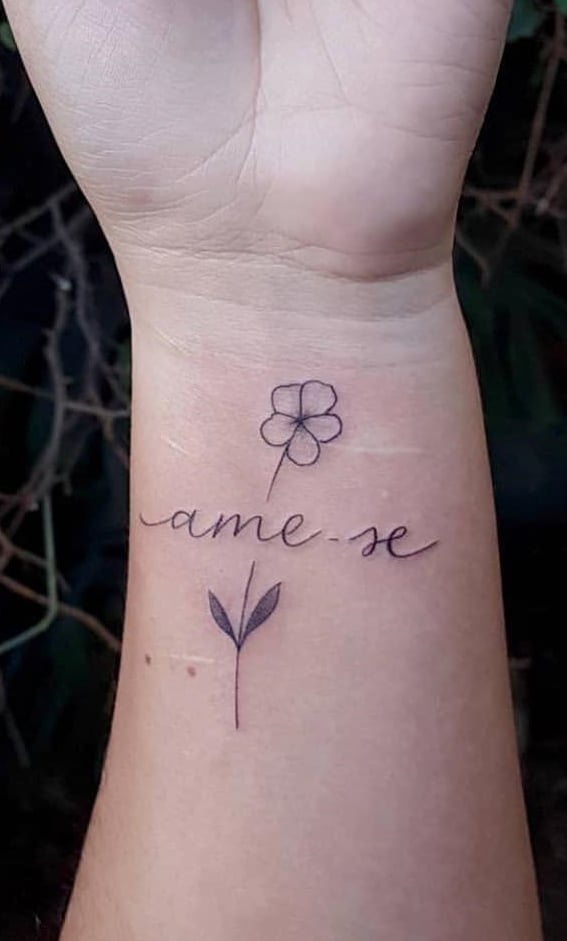 tatuaje de letras en mujer 85