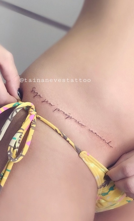 tatuaje de letras en mujer 86