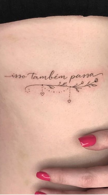 tatuaje de letras en mujer 89