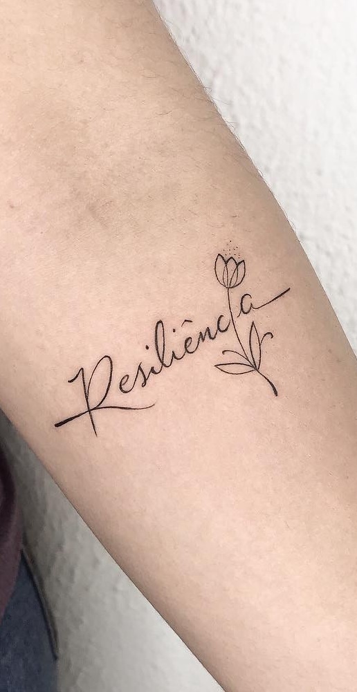 tatuaje de letras en mujer 91