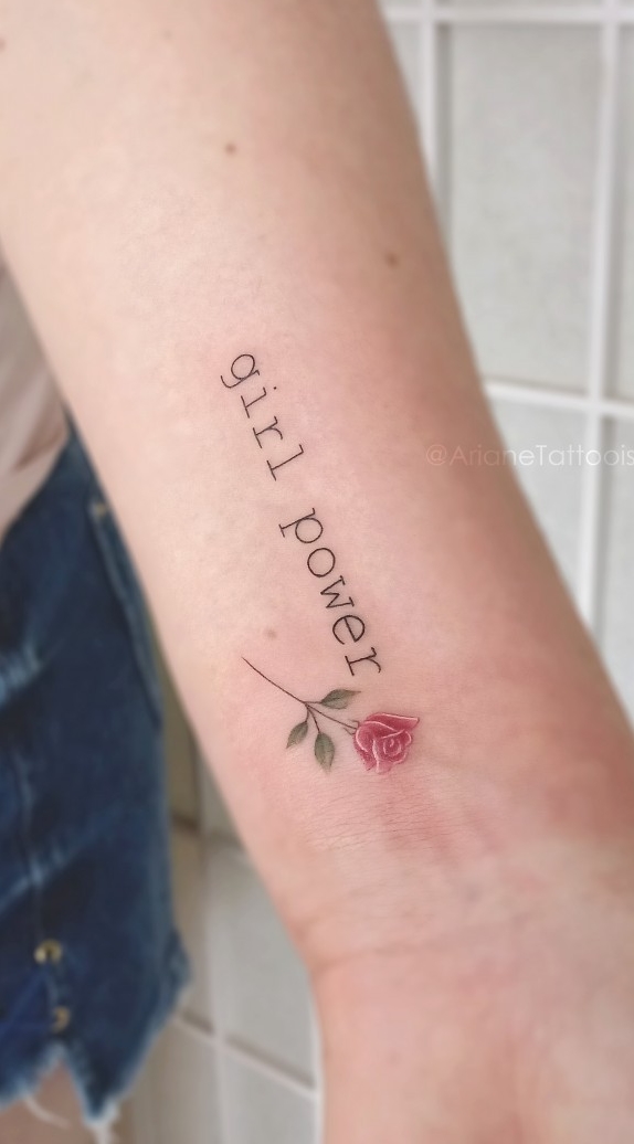 tatuaje de letras en mujer 94