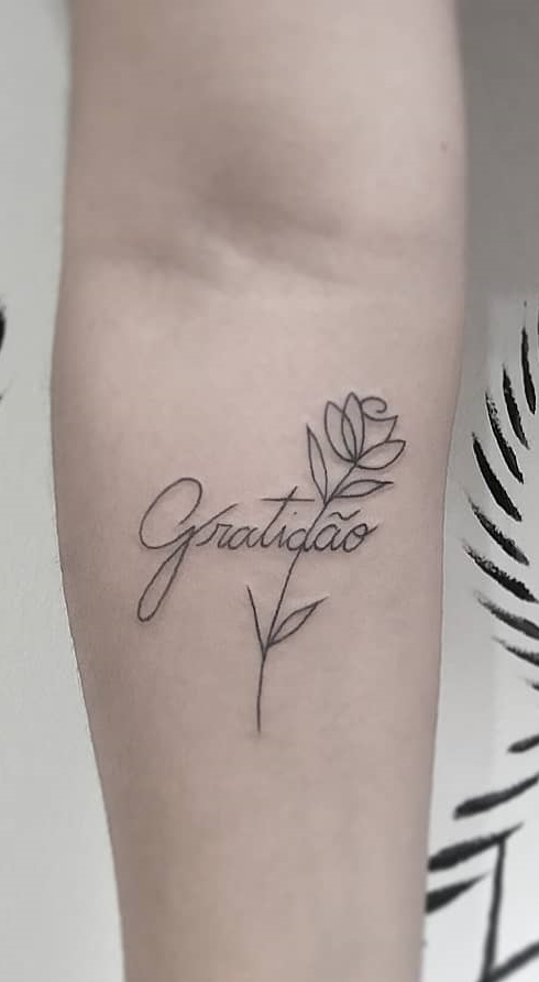 tatuaje de letras en mujer 97