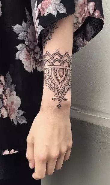 tatuaje en antebrazo de mujer 02