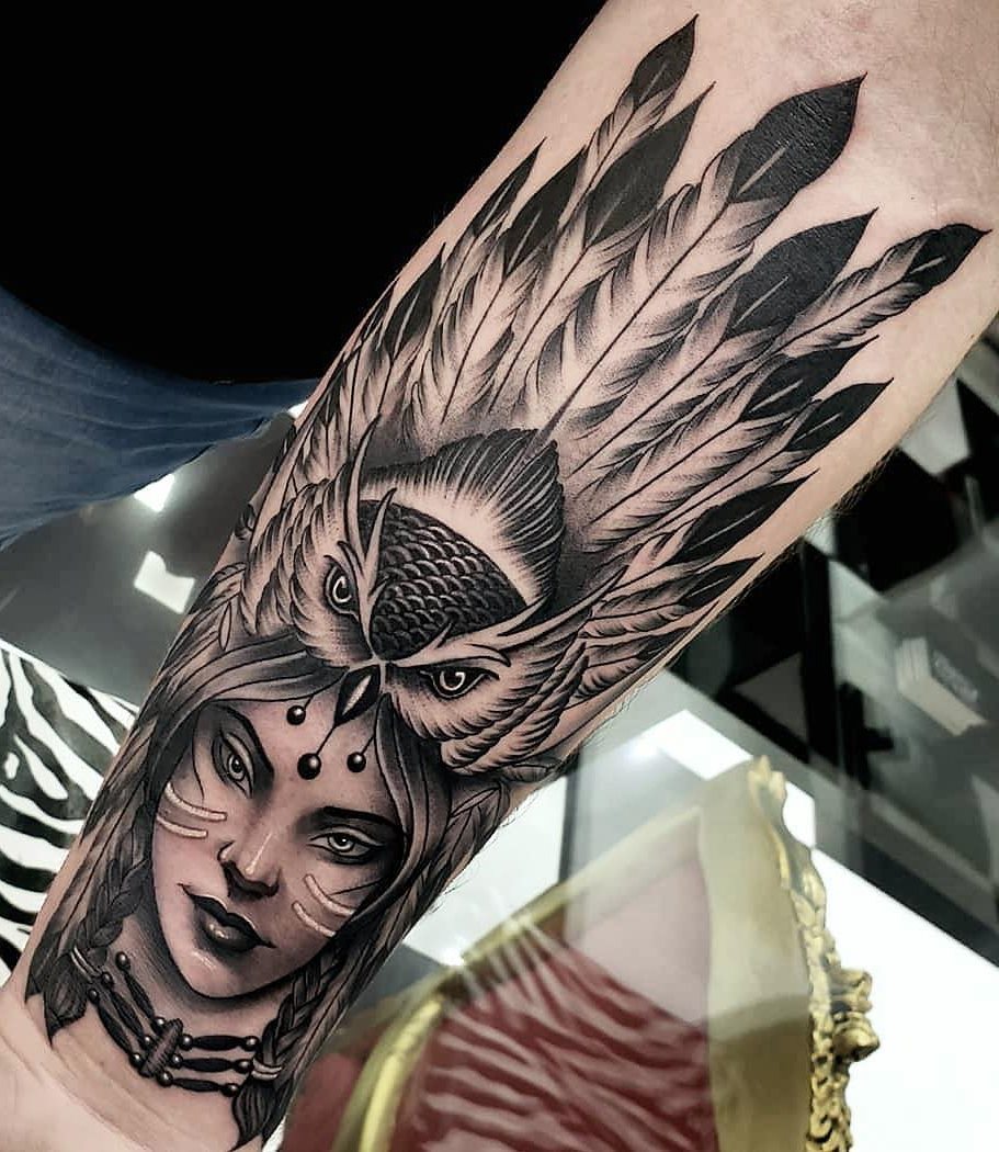 tatuaje en antebrazo de mujer 112