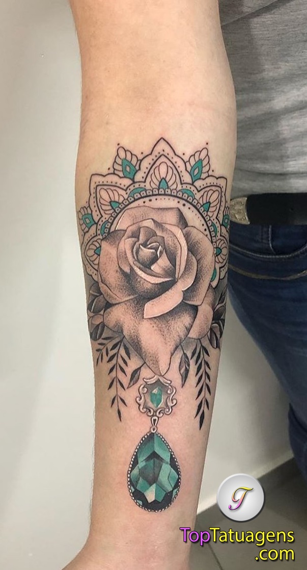 tatuaje en antebrazo de mujer 14