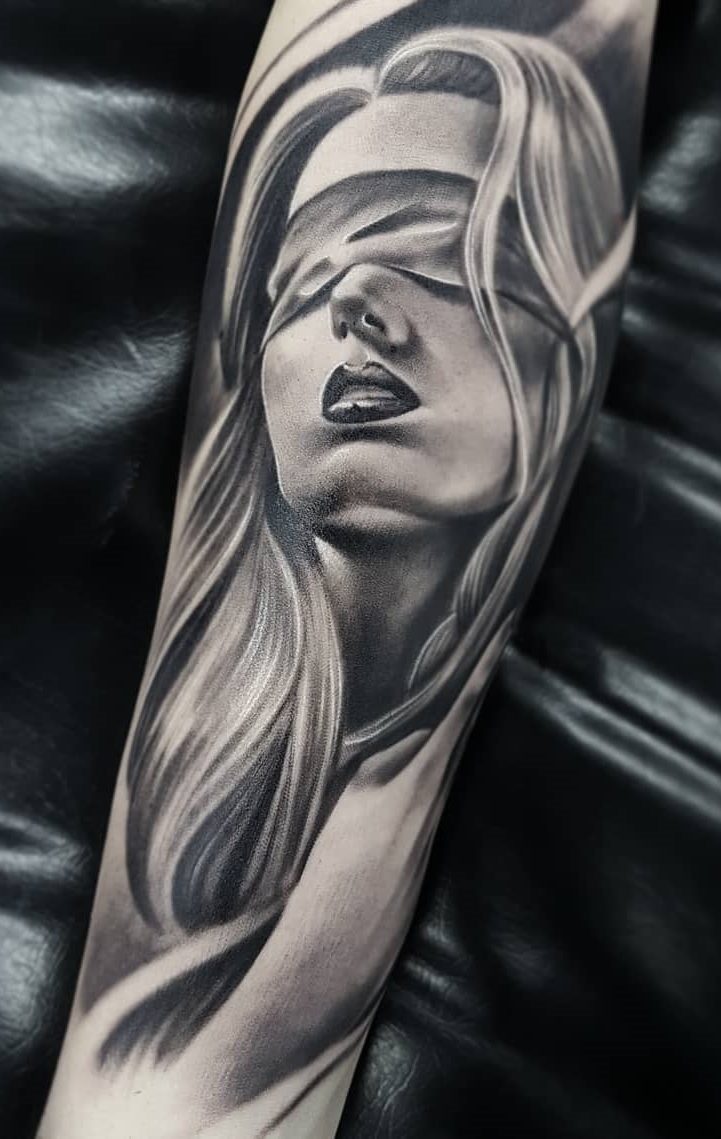 tatuaje en antebrazo de mujer 17