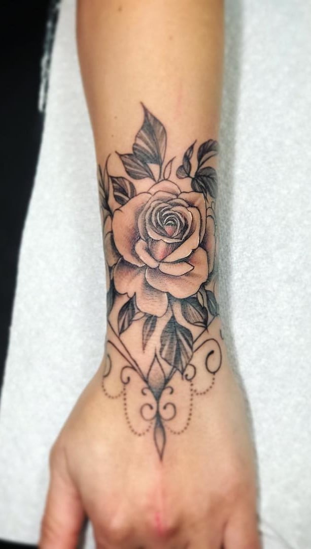 tatuaje en antebrazo de mujer 24