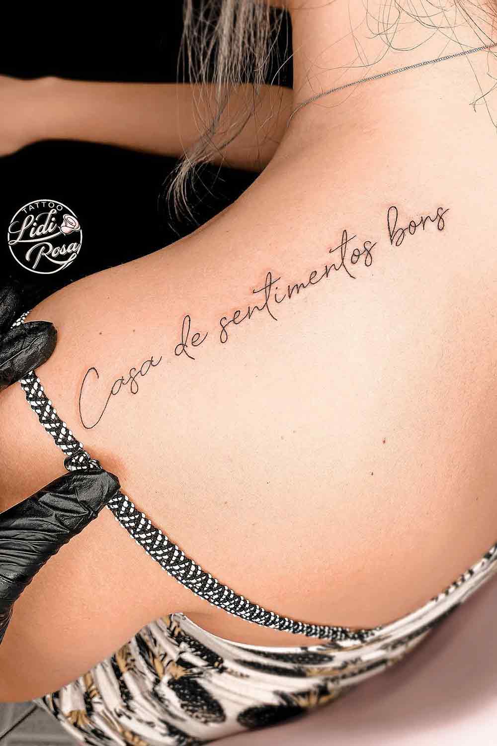 tatuaje en hombro de mujer 01