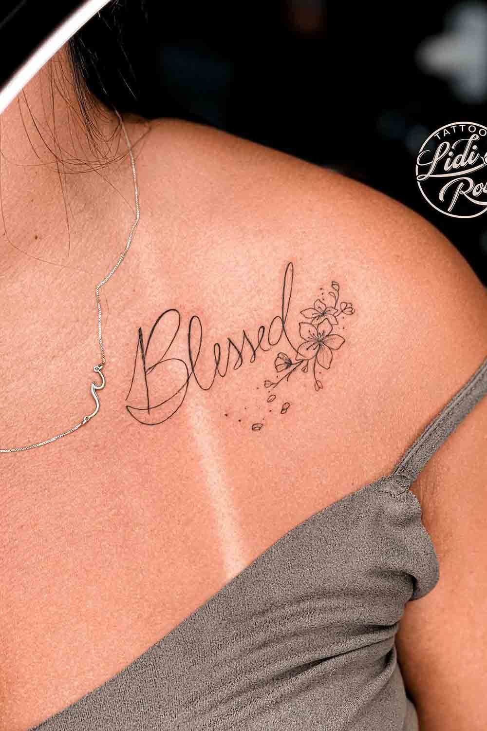 tatuaje en hombro de mujer 02
