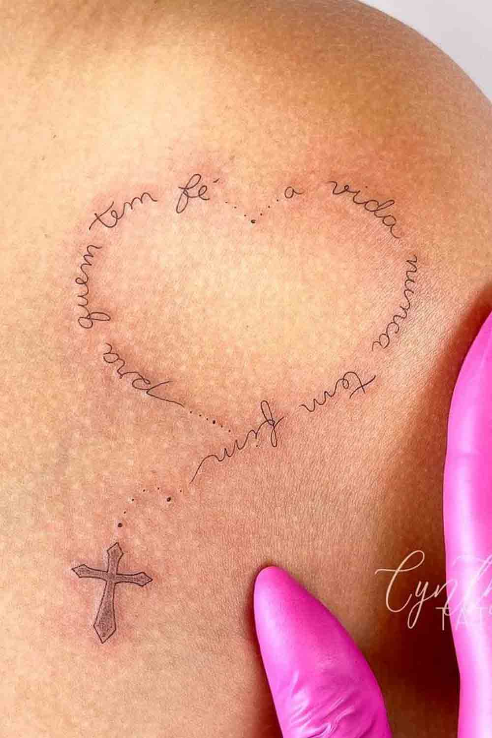 tatuaje en hombro de mujer 05