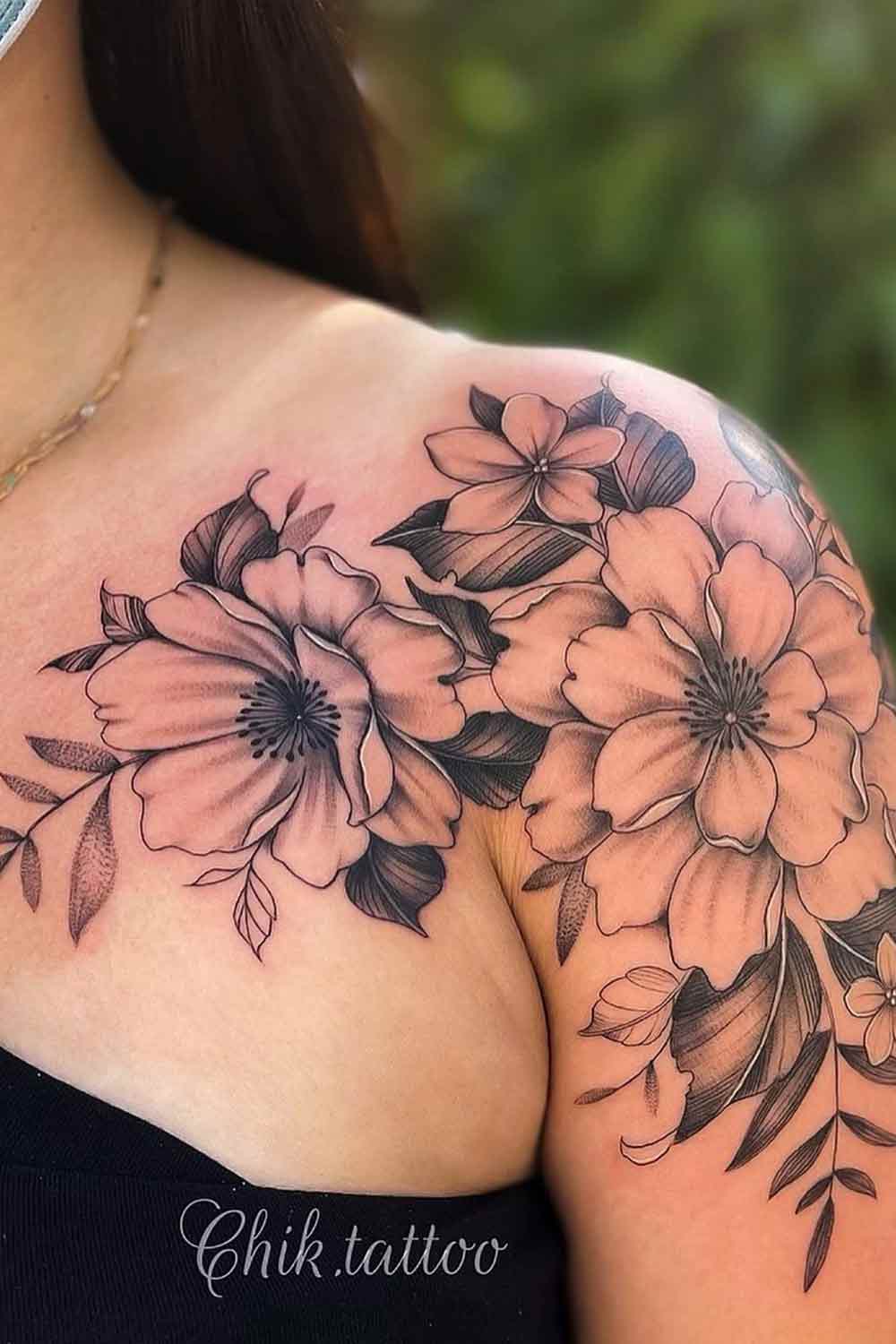 tatuaje en hombro de mujer 100