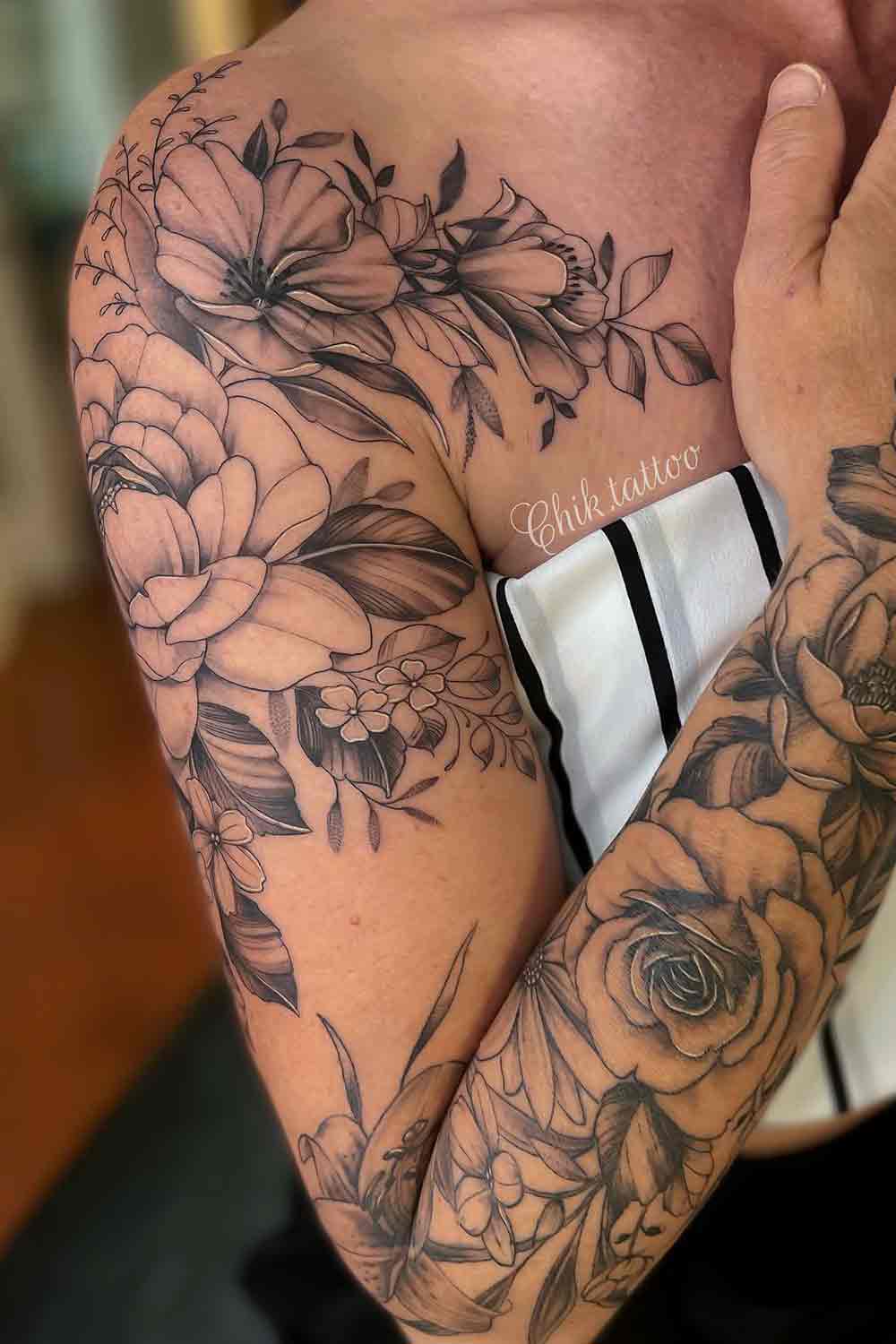 tatuaje en hombro de mujer 101