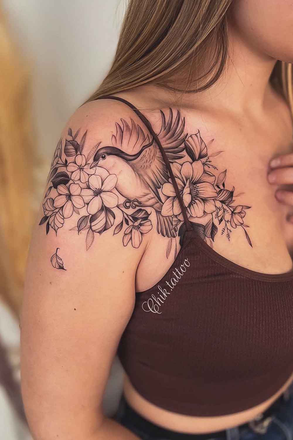 tatuaje en hombro de mujer 103