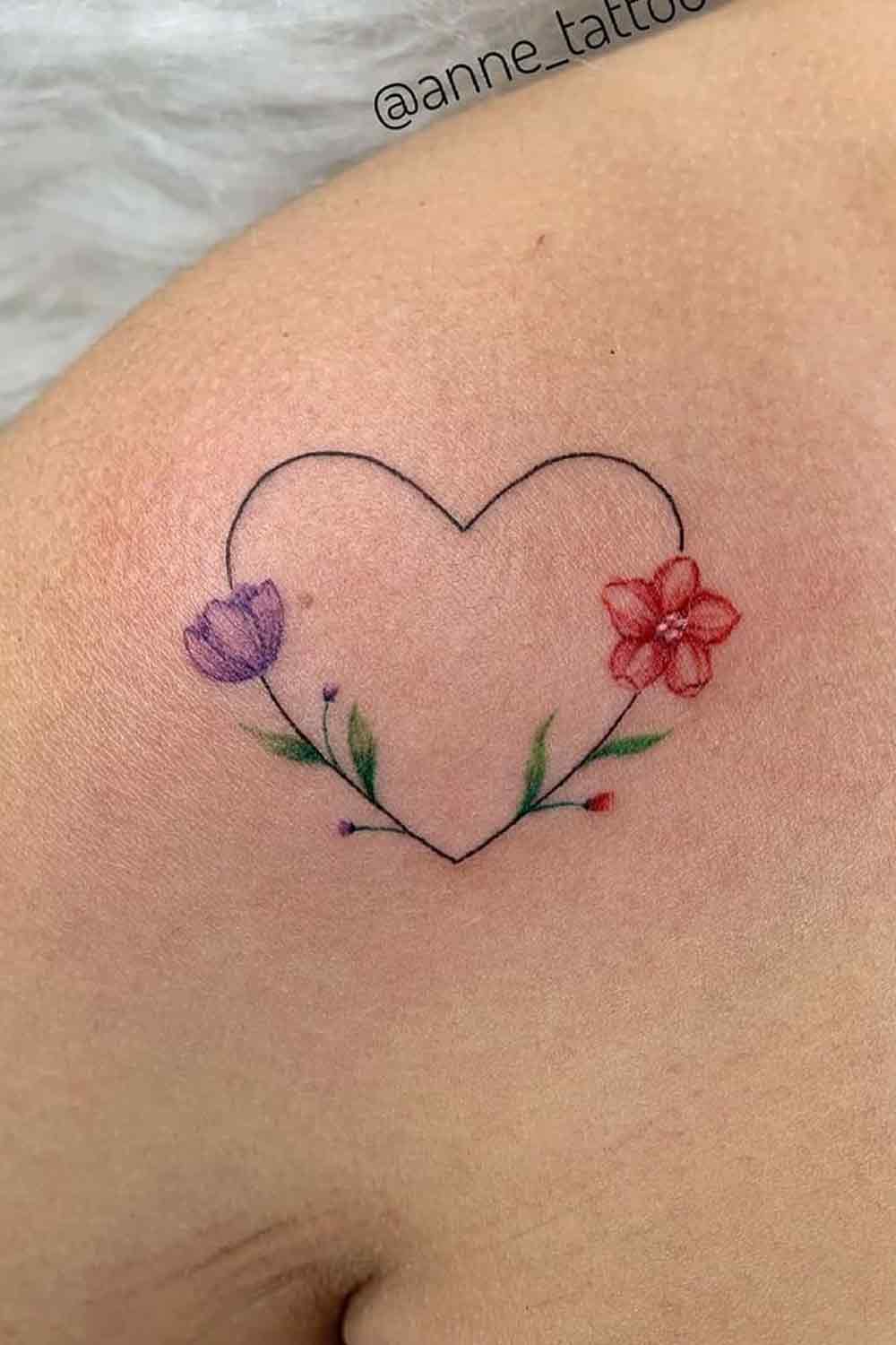 tatuaje en hombro de mujer 104