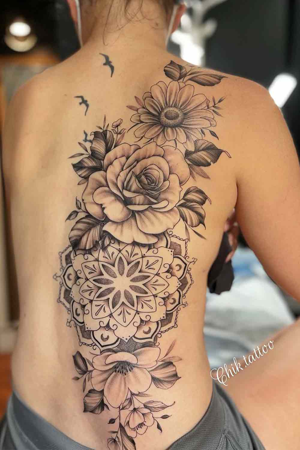 tatuaje en hombro de mujer 105