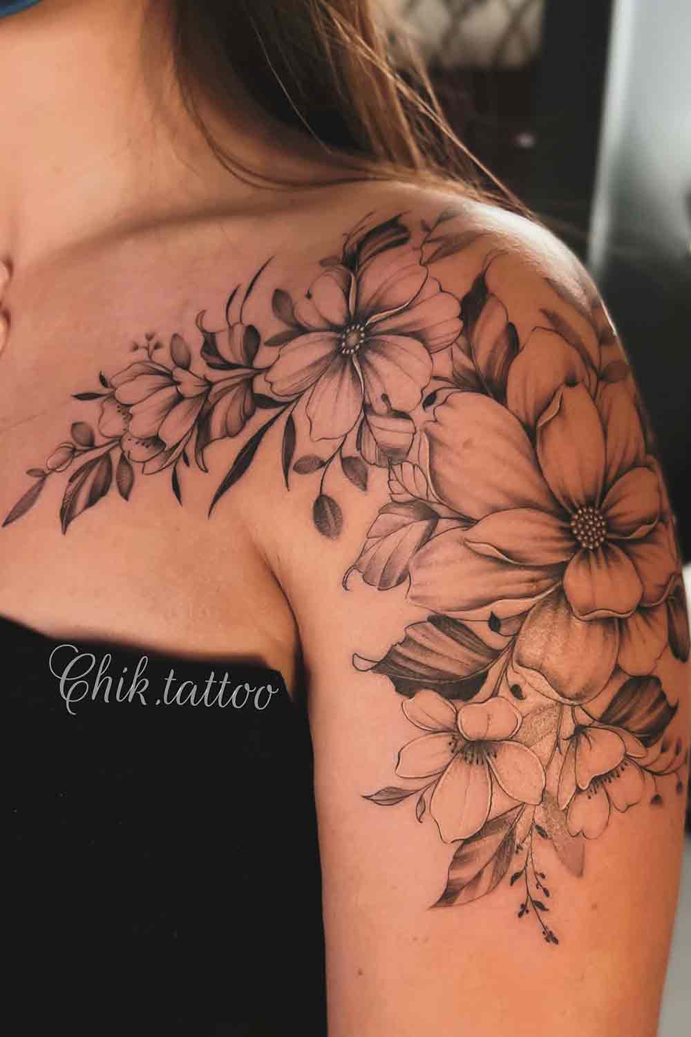 tatuaje en hombro de mujer 106