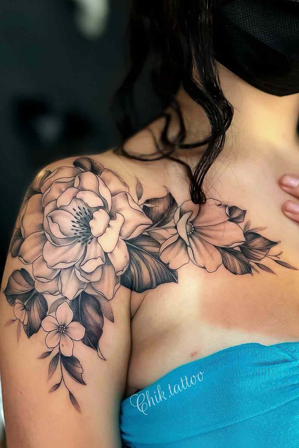tatuaje en hombro de mujer 107