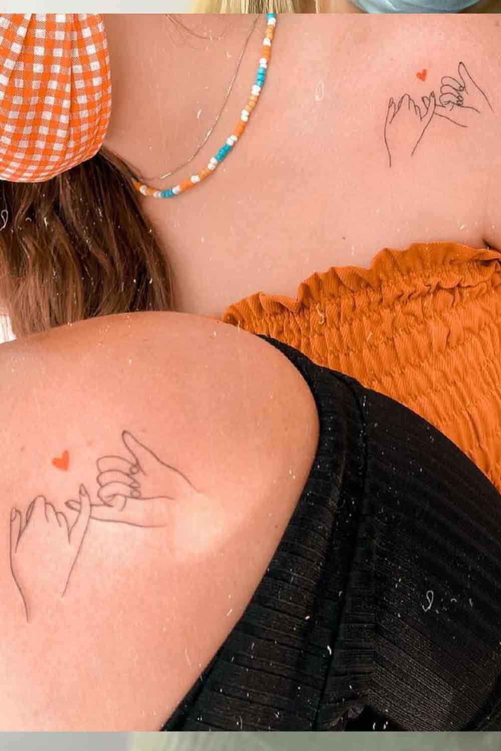 tatuaje en hombro de mujer 111