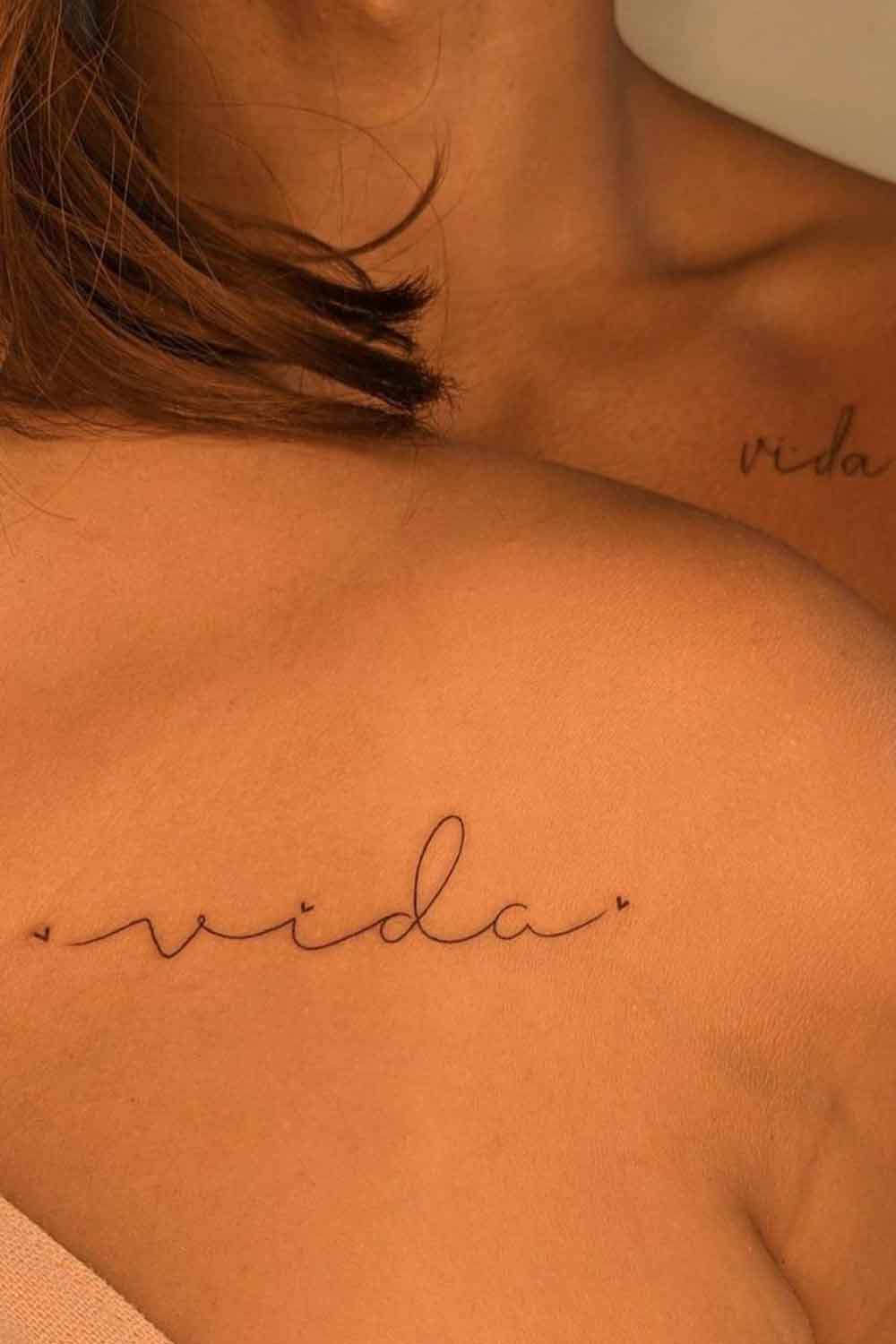 tatuaje en hombro de mujer 112