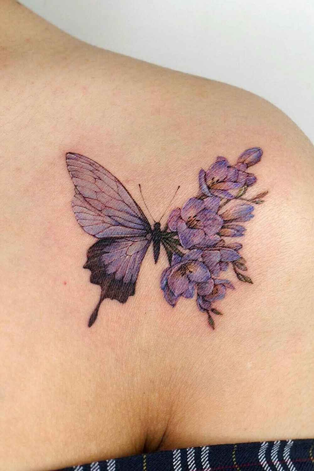 tatuaje en hombro de mujer 114