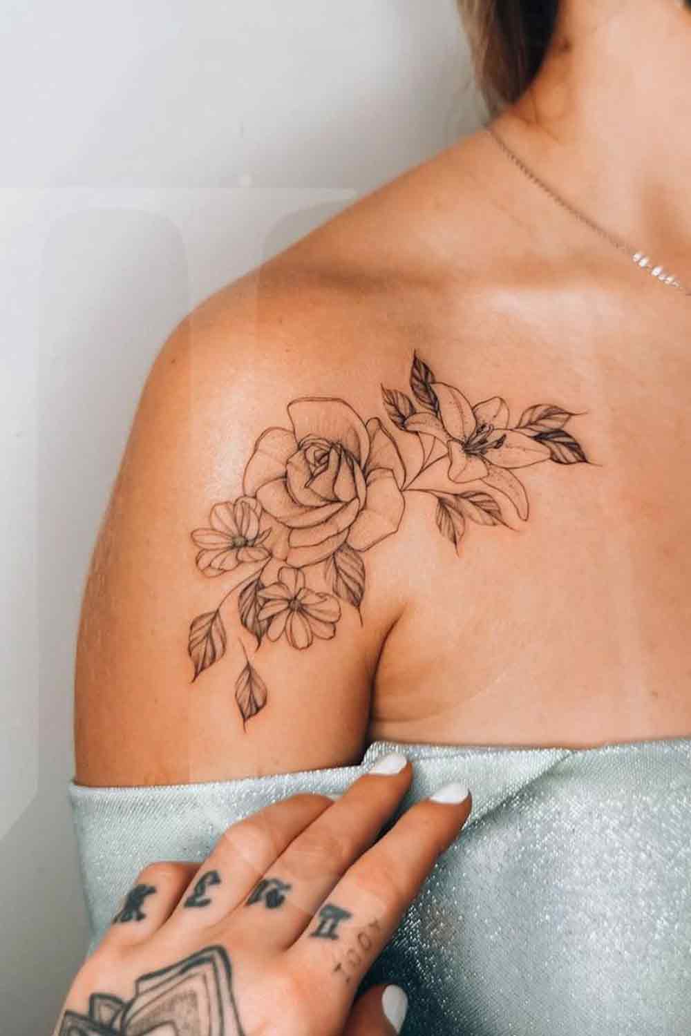 tatuaje en hombro de mujer 115