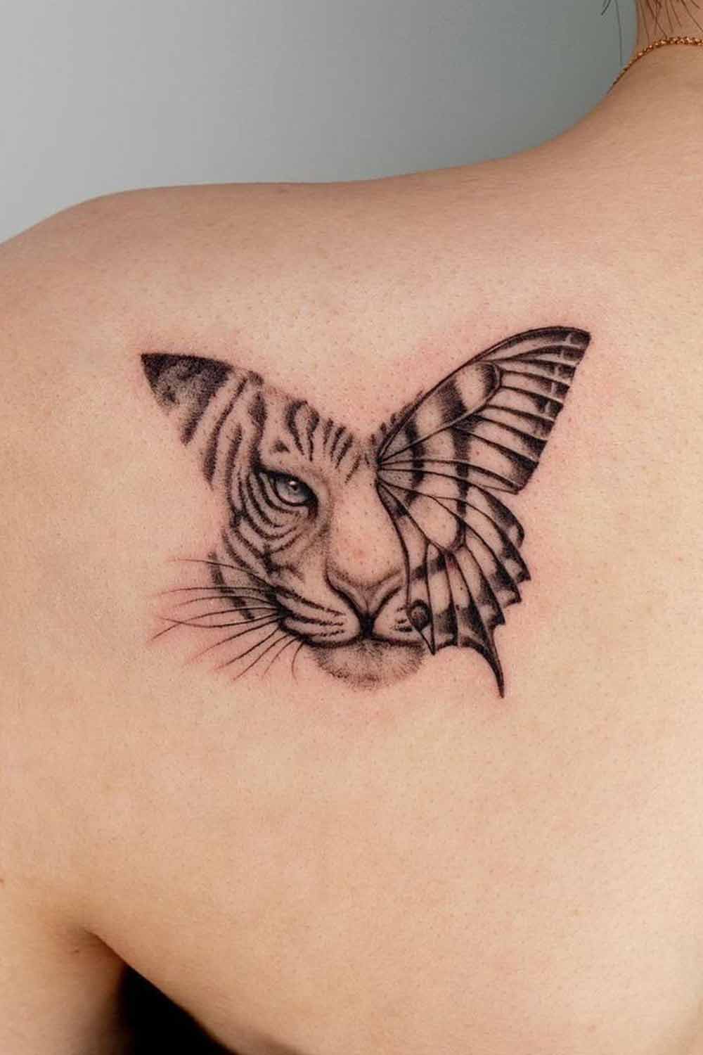 tatuaje en hombro de mujer 120