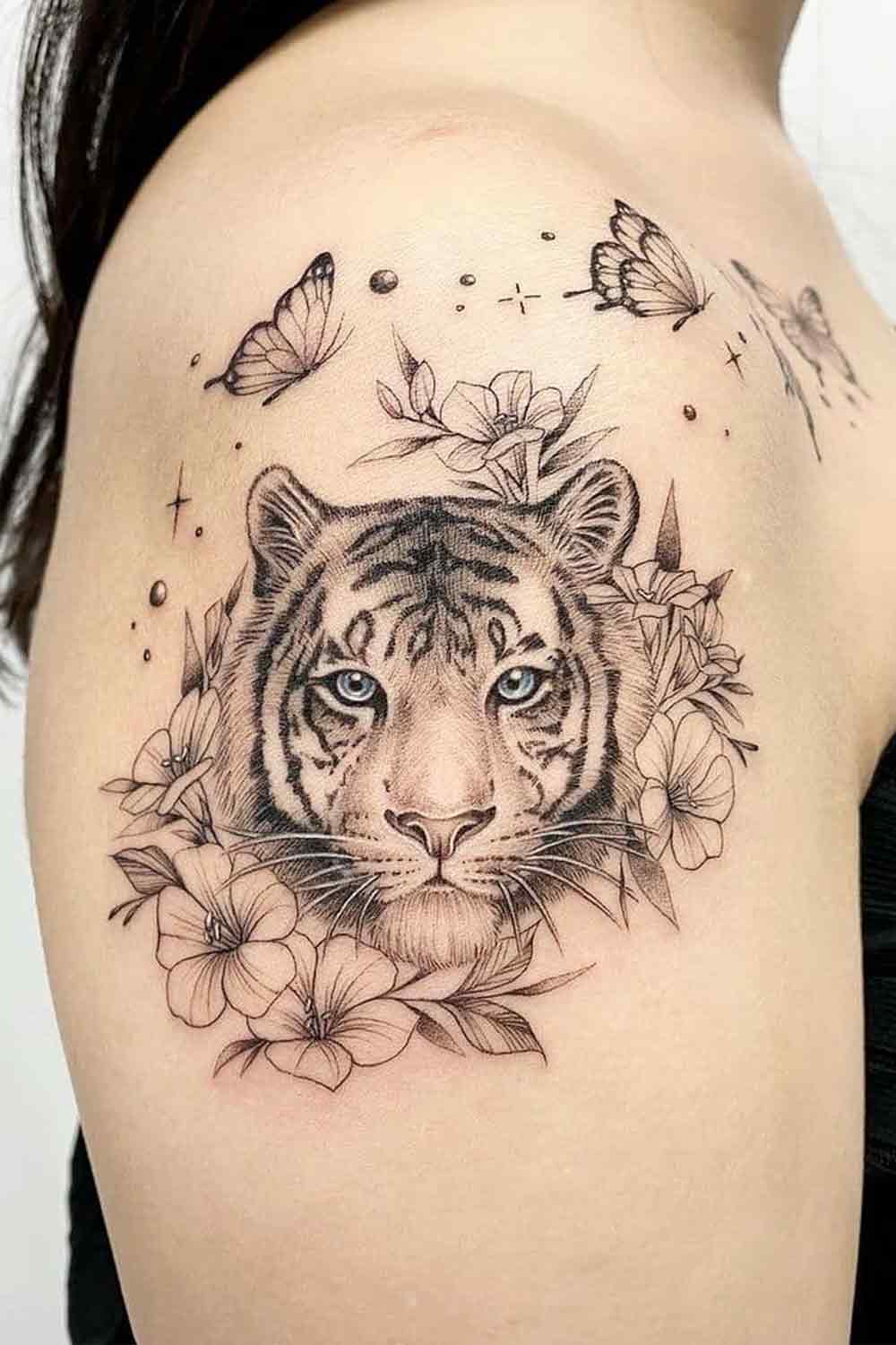 tatuaje en hombro de mujer 123