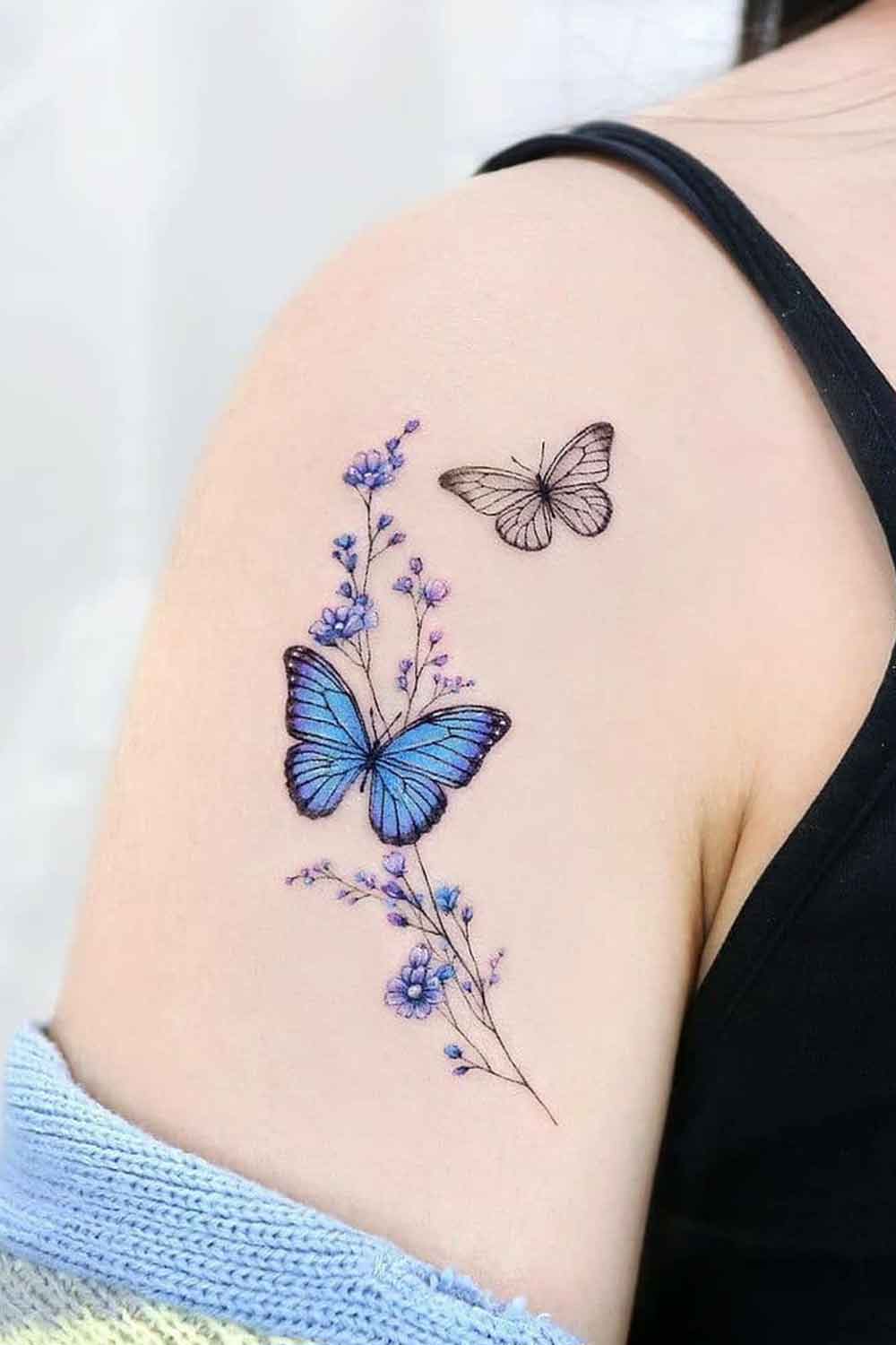 tatuaje en hombro de mujer 124