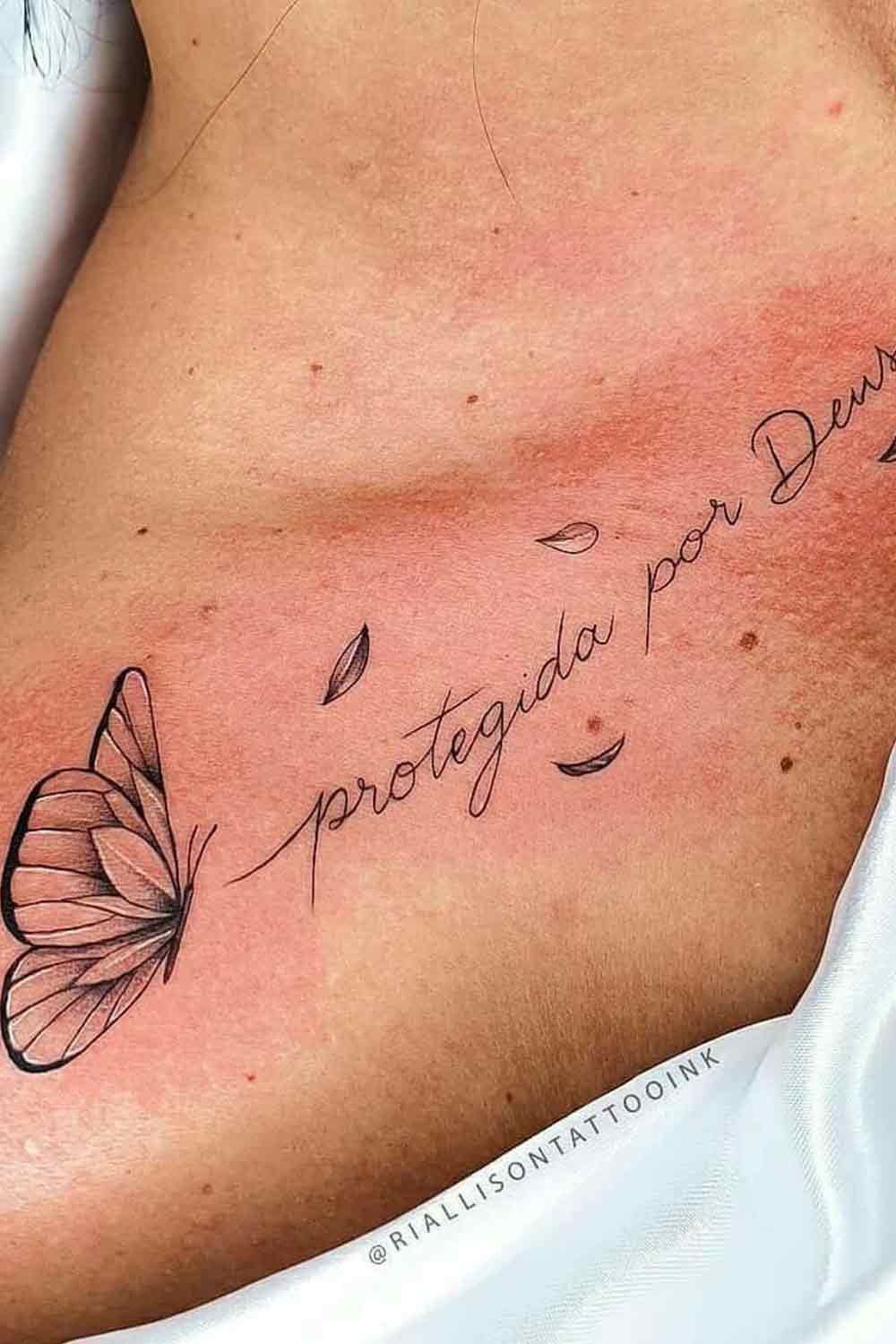 tatuaje en hombro de mujer 125