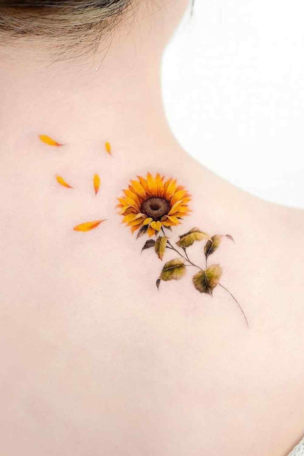 tatuaje en hombro de mujer 126
