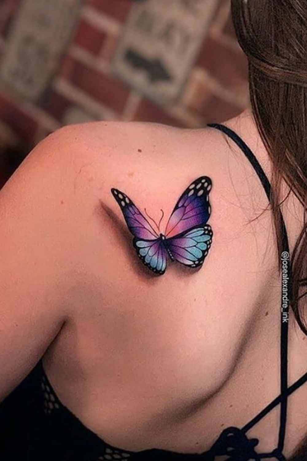 tatuaje en hombro de mujer 128