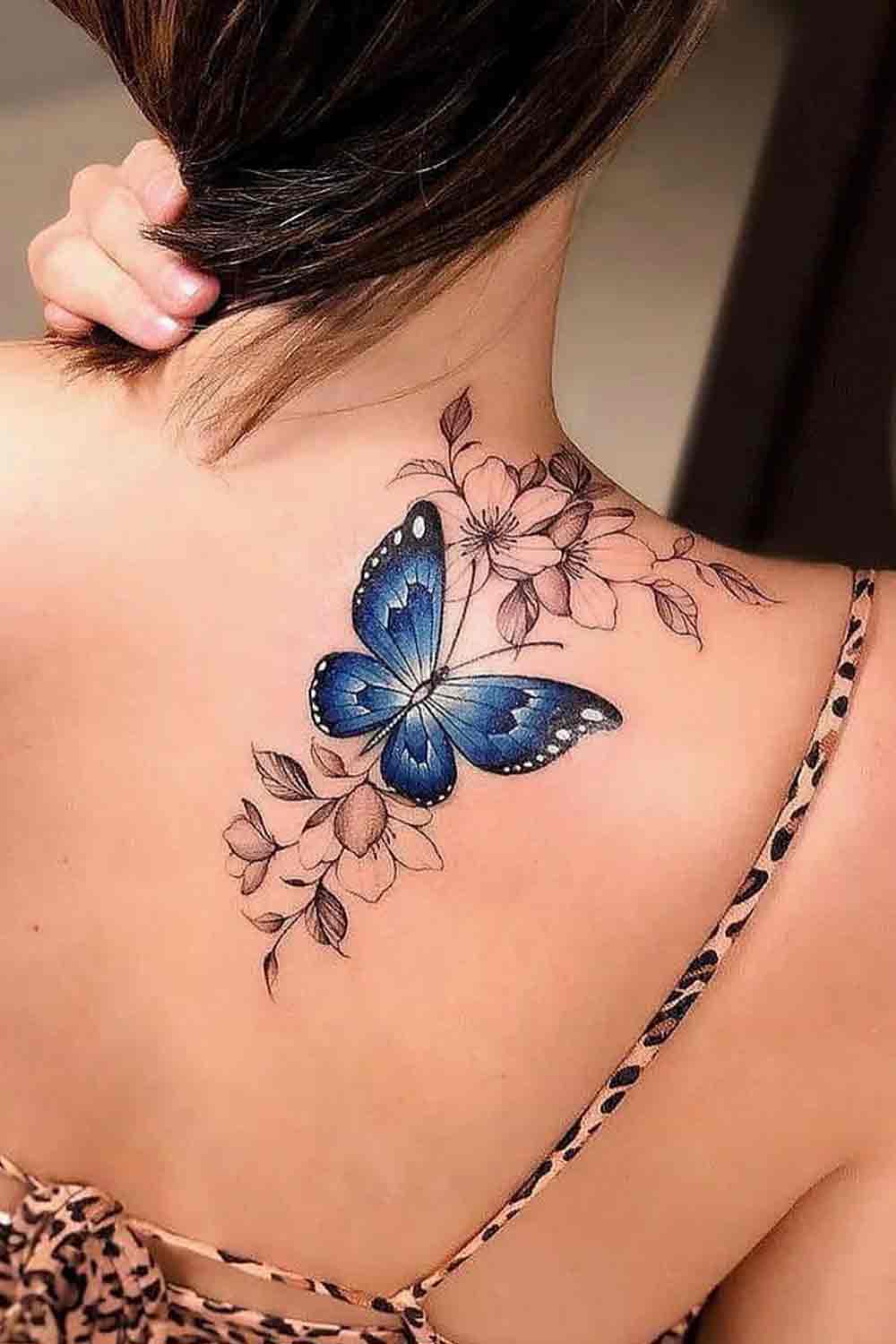 tatuaje en hombro de mujer 132