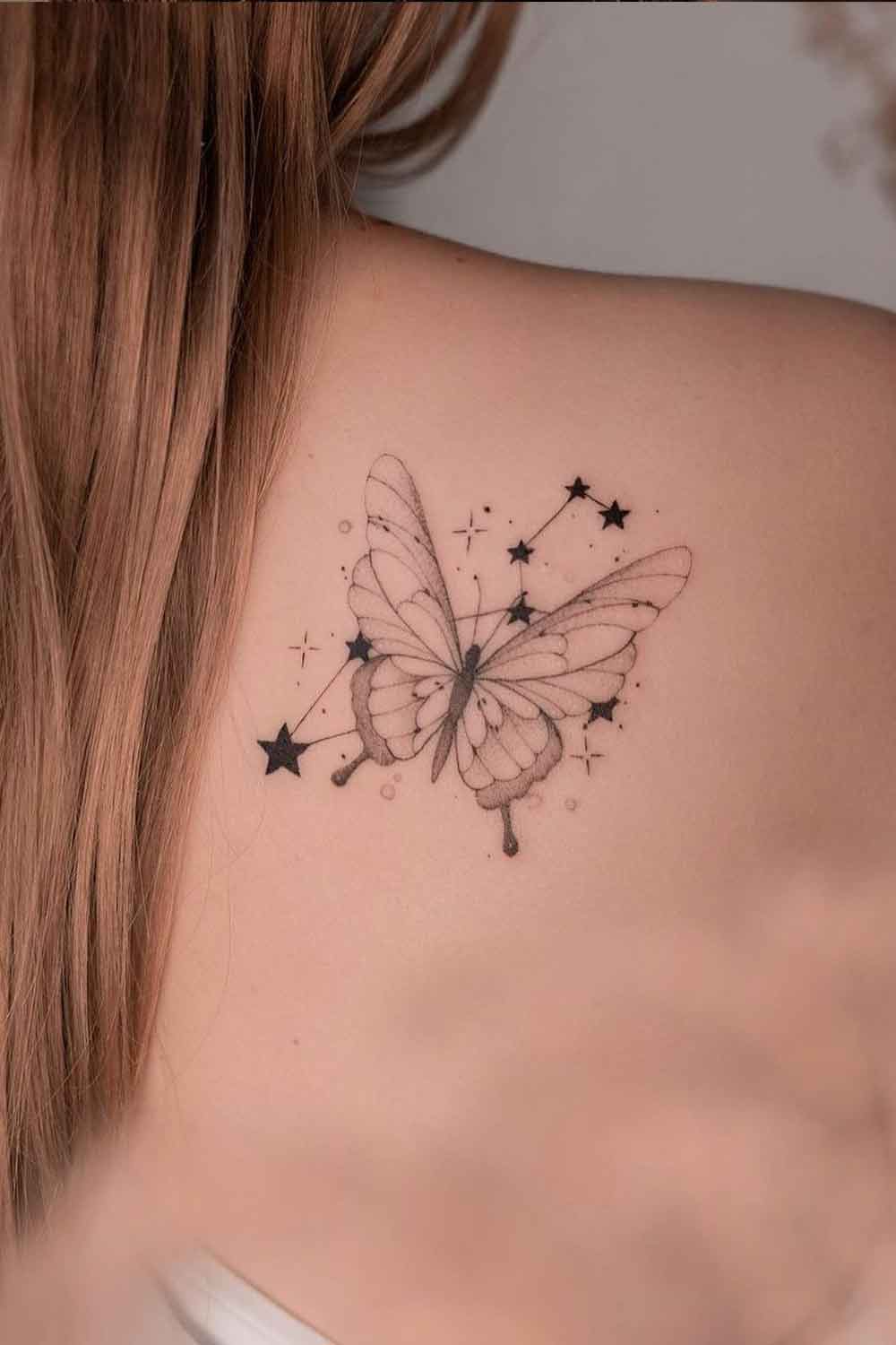 tatuaje en hombro de mujer 133