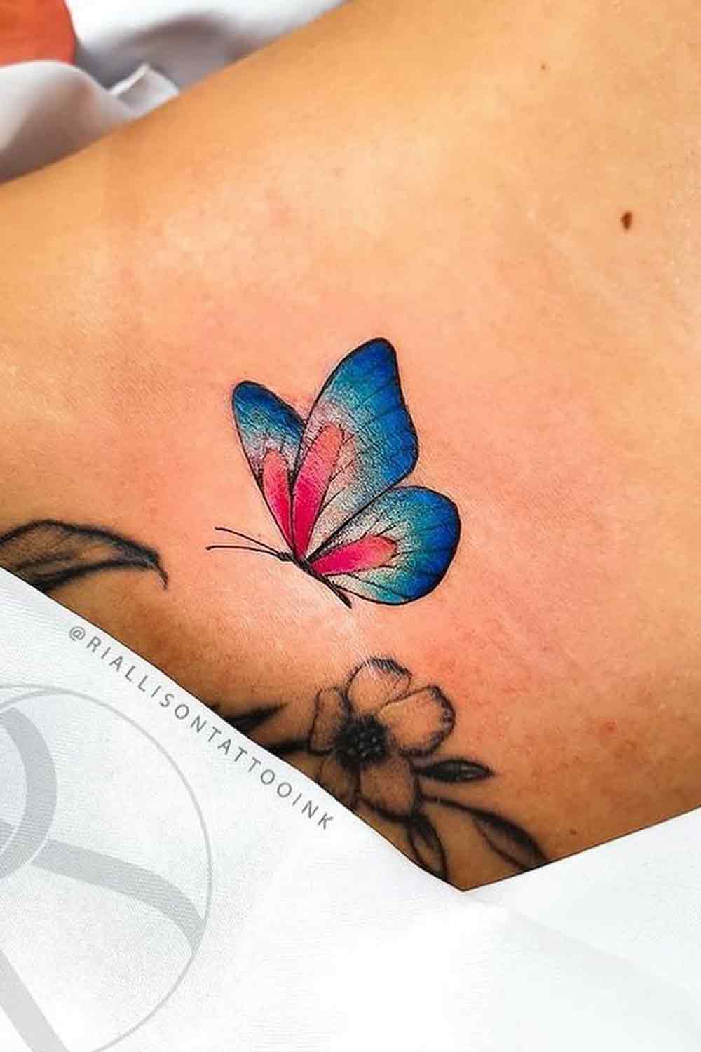 tatuaje en hombro de mujer 135