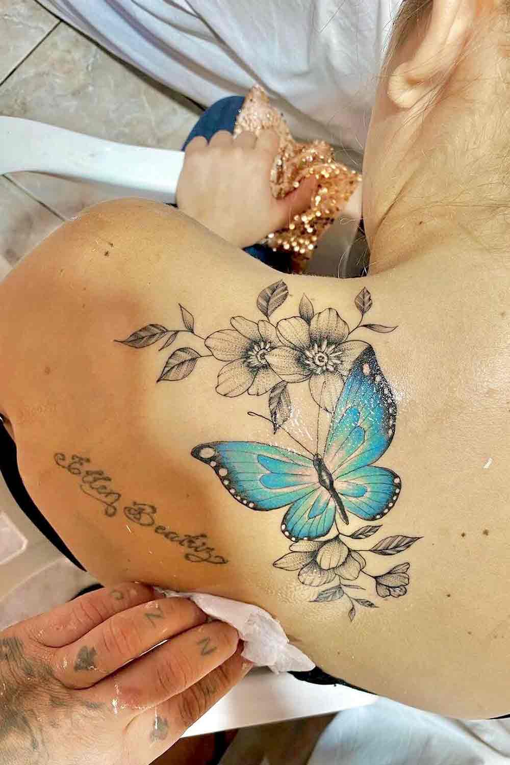 tatuaje en hombro de mujer 136