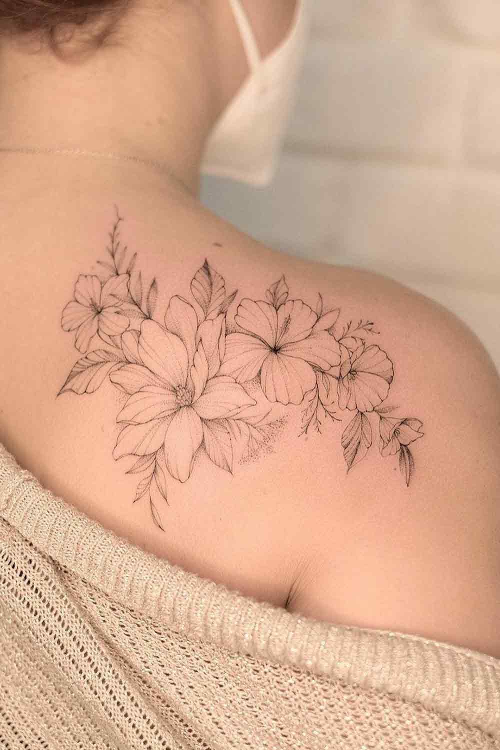 tatuaje en hombro de mujer 137