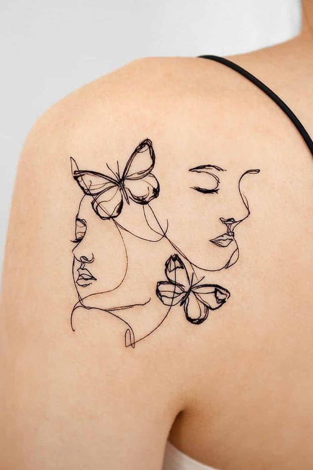 tatuaje en hombro de mujer 139