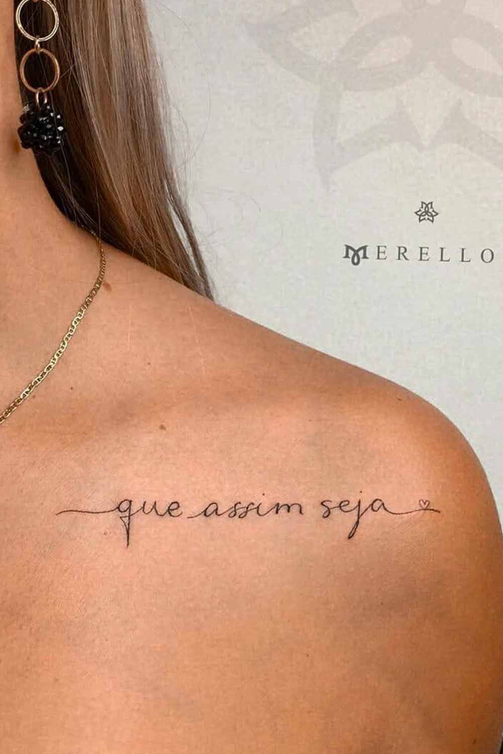 tatuaje en hombro de mujer 14