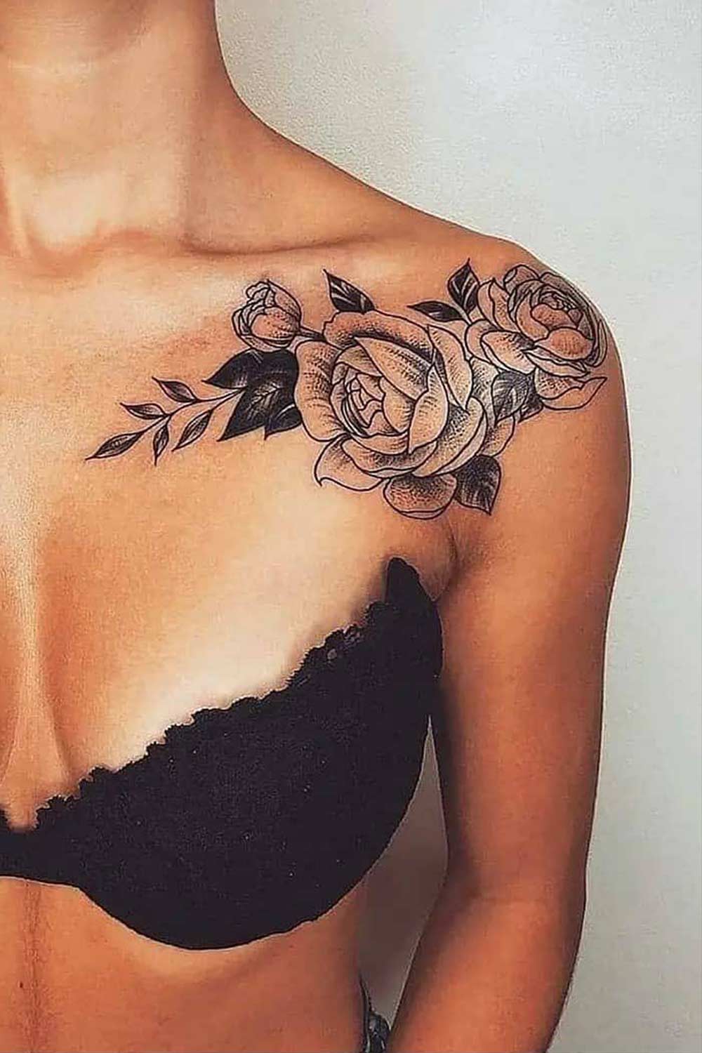 tatuaje en hombro de mujer 143